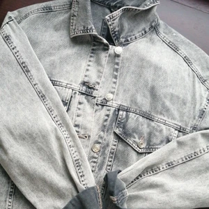 Jeansjacka grå - Underbar jeansjacka från clockhouse collection. Storlek 36, men passar även bra på mig som är 38 i vanliga fall. Använd, men har inga fläckar eller andra skador, då jag har varit försiktig med den. Skriv jätte gärna om ni vill köpa:)  Priset kan diskuteras och för leveransen får man betala själv 