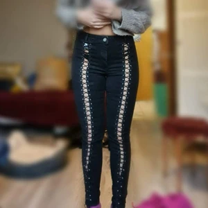 Svarta jeans - Svarta jeans med snörning i mitten. Har klippt bort tyget  bakom snörningen då jag tyckte de var snyggare. Köpta på Carlings 🖤