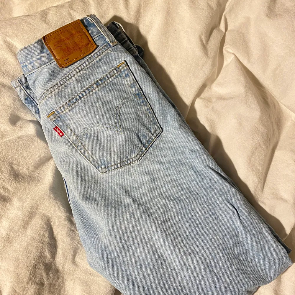Supersnygga levis jeans i modellen 501, älskar dom men de har tyvärr blivit för stora, de är nästan i nyskick! W 28 L 30. Jeans & Byxor.