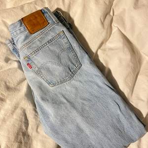 Supersnygga levis jeans i modellen 501, älskar dom men de har tyvärr blivit för stora, de är nästan i nyskick! W 28 L 30