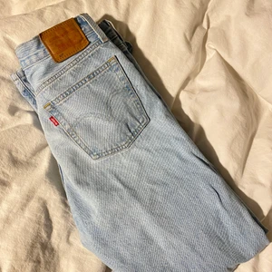 Levis 501 jeans - Supersnygga levis jeans i modellen 501, älskar dom men de har tyvärr blivit för stora, de är nästan i nyskick! W 28 L 30