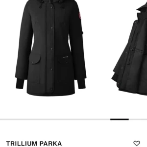 Canada goose Jacka  - Jätte fin lång och varm vinterjacka. Det är äkta päls och den är äkta. Ny skick, använd jätte lite förra vintern❤️ pris kan diskuteras och kom privat för frågor osånt. Passar xs/s/m Modell: Trillium Parka svart 