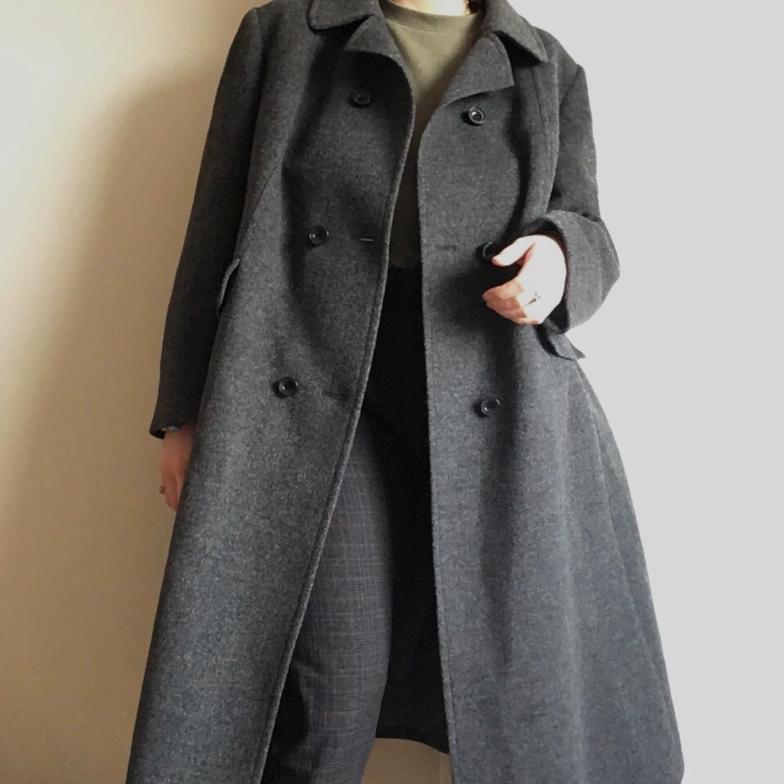 Lång grå kappa/rock med axelvaddar  - 91
