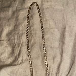 Guldpläterad halsband 18k, köpt i USA. Mått: 62cm, unisex. Pris kan diskuteras vid snabb affär. Hämtas i Södertälje c eller fraktas, köparen står för fraktkostnaden.