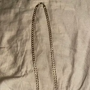 Guldpläterad halsband 18k, köpt i USA. Mått: 62cm, unisex. Pris kan diskuteras vid snabb affär. Hämtas i Södertälje c eller fraktas, köparen står för fraktkostnaden.