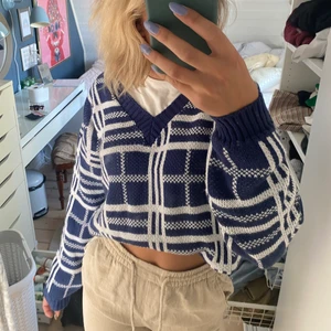 blå stickad tröja! - så fin rutig stickad tröja från boohoo som knappt kommit till användning:/ Blir din för 70+frakt 💙