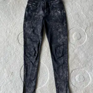 La Bohemienne Mid Rise Skinny Jeans, sjukt sköna men tyvärr blivit för små för mig, endast använt 2 gånger, köpta för ca 900kr, pris kan diskuteras 