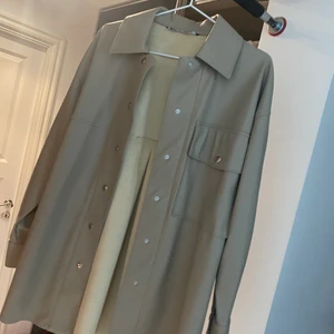 Skin jacka  - En jätte fin oanvänd skin jacka man kan ha den som en klänning också