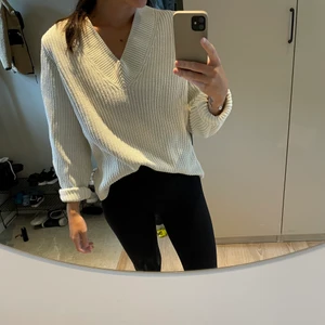 Vit stickad tröja  - Sparsamt använd vit stickad tröja 🌷