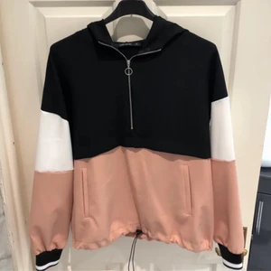 Zara colourblock hoodie - Skitnice colourblock hoodie från Zara i strl S!💓 Säljer då den inte används tillräckligt mycket tyvärr, fortfarande i bra skick!  Köparen står för frakt!🥰