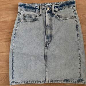 Ljusblå jeans kjol i storlek 34 men skulle lätt passa en 32 också. Kjolen är knappt använd och är öppen för byten. Köpte för 100 och säljer för 75! 