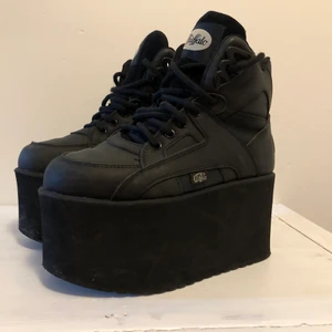 Buffalo skor - Buffalo Rising Towers High. Säljer pga för stora för mig. Har försökt att gå i dom men funkar inte pga storleken. Platån är 10cm. Har gått utomhus några få gånger bara. Enda slitaget är två små små gropar som blivit under skorna pga gruskorn som fastnat. 