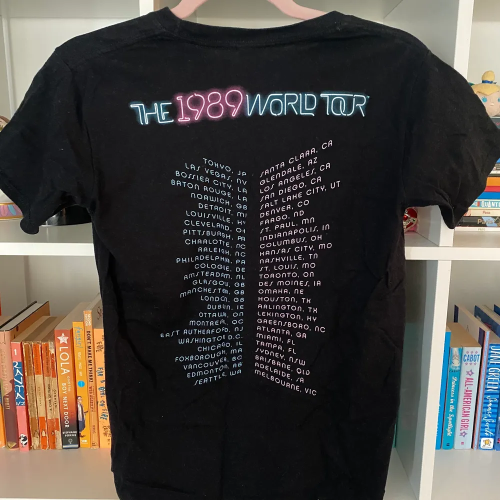 Svart t-shirt inköpt under 1989 tour i London 2015. Tröjan har tryck fram och bak. Passformen är ganska tight och borde passa en vanlig storlek S. Den är något missfärgad och skrynklig efter tvätt och från att ha legat i min garderob ett tag. Den passar tyvärr inte längre så jag säljer den till någon annan som skulle uppskatta den mer. T-shirts.