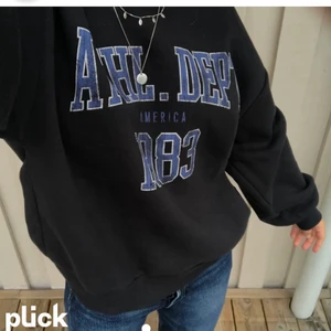 Sweatshirt - Säljer denna supersnygga o slutsålda sweatshirten ifrån Gina!! Jättefin o i bra skick💖 köp direkt för 150kr  (lånad bild)💗💗