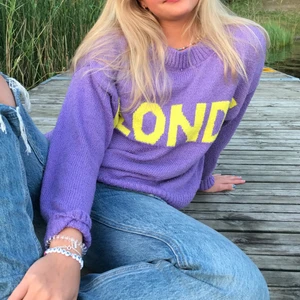 Stickad tröja - Säljer nu denna super snygga stickade tröjan. På tröjan står det ” blonde ”. Kommer från märket reserved men köptes för ett tag sedan så finns inte kvar längre. Storlek M, men passar allt från XS- M beroende på hur stor man vill ha den 💕💕