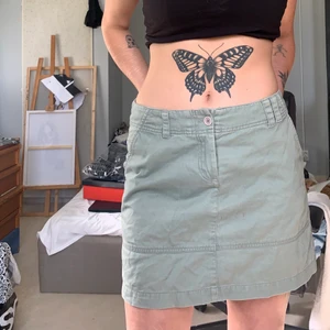 Militärgrön kjol - Skulle gissa på att den är typ 15 år gammal men ser fortfarande fin ut/ ingenting trasigt etc. Köpare står för ev frakt! Alltid bud om fler är intresserade! 💕