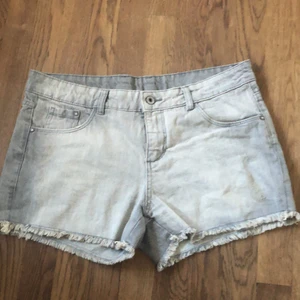 Faded gråa shorts - Ett par snygga gråa faded shorts med lite ripped detaljer. Osäker vart de är köpta, väldigt bekväma 