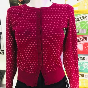 Rockabillykofta  - Köpt på Daisy Dapper eller sivletto i Stockholm. Nypris 700. Använd 1 gång. Söt 50-talskofta med ordentliga knappar. 