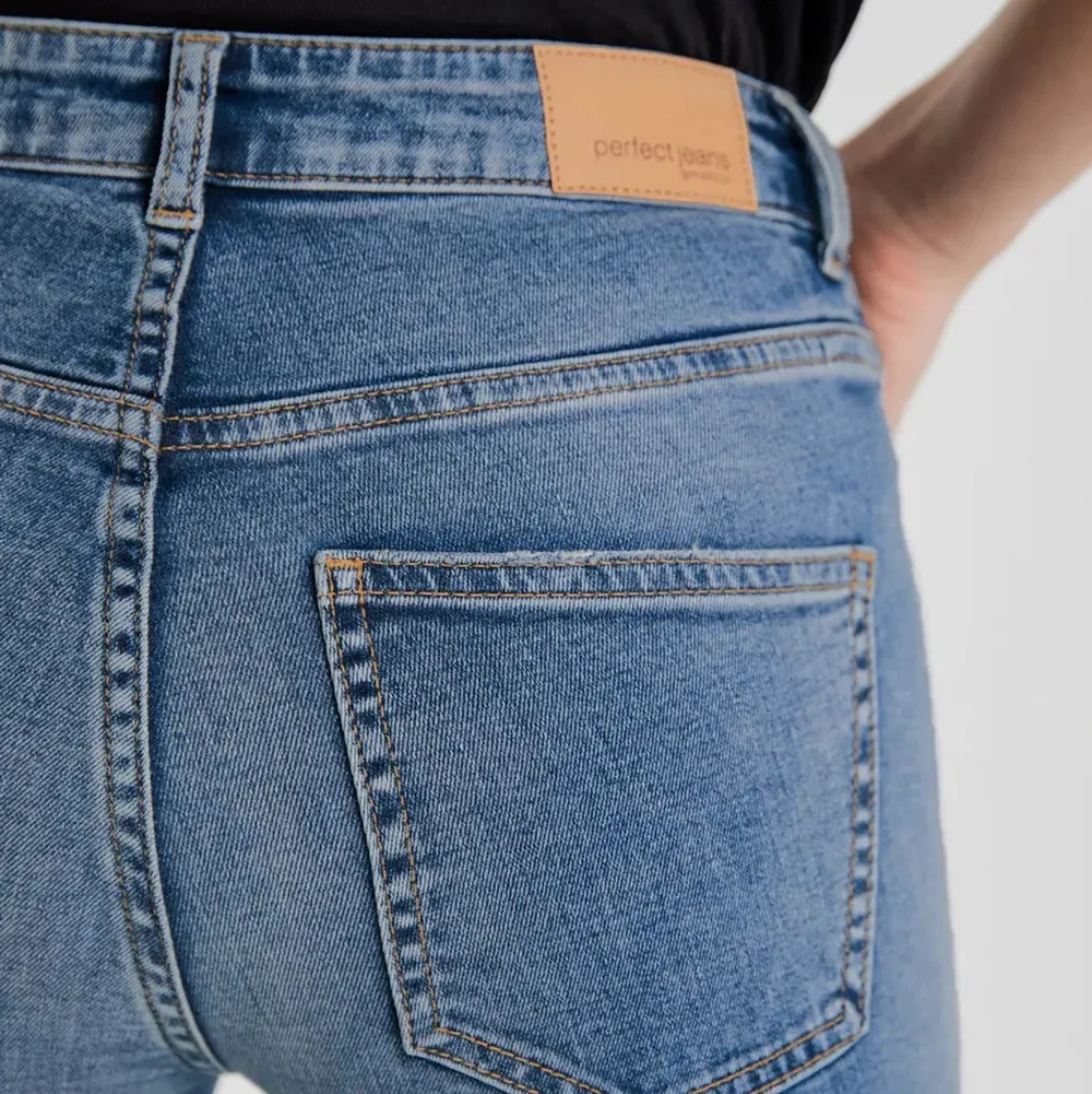 Säljer dessa mid waist jeans från GinaTricot i storlek S. De är helt nya och tyvärr har aldrig kunnat använda dom pga dom är jätte små på mig. ✨ Säljer detta nästan i orginala priset och frakt!🤍 ( Dom två sista bilderna är från ginas sida ). Jeans & Byxor.