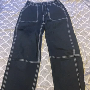 Svarta jeans - Beställde fel storlek har inte använt ännu, fick den för 350 men säljer för 199