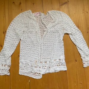 Cardigan - En jätte gullig cardigan, köpt secondhand som sitter jätte fint. Den har en fläck som går att tvättas innan den skickas❤️ köparen står för frakt.