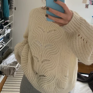 Stickad tröja  - Mysig krämvit stickad tröja med mönster i💞💞