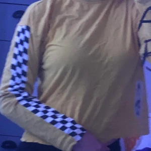 Gul tröja med racer-tryck - Skit snygg tröja med racer-tryck! Bra kvalité och knappt använd. Storlek xs men väldigt baggy så den passar även s/m! Originalpris 200kr