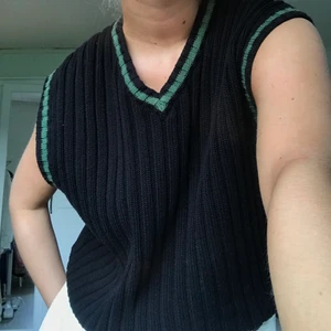 Väst med grön detalj - As ball väst köpt på secondhand. Knappt använd och i jätte fint skick! 🦎