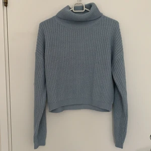 Stickad tröja - Helt ny pastellblå tröja med polokrage. Den är lite croopad och slutar strax vid naveln.
