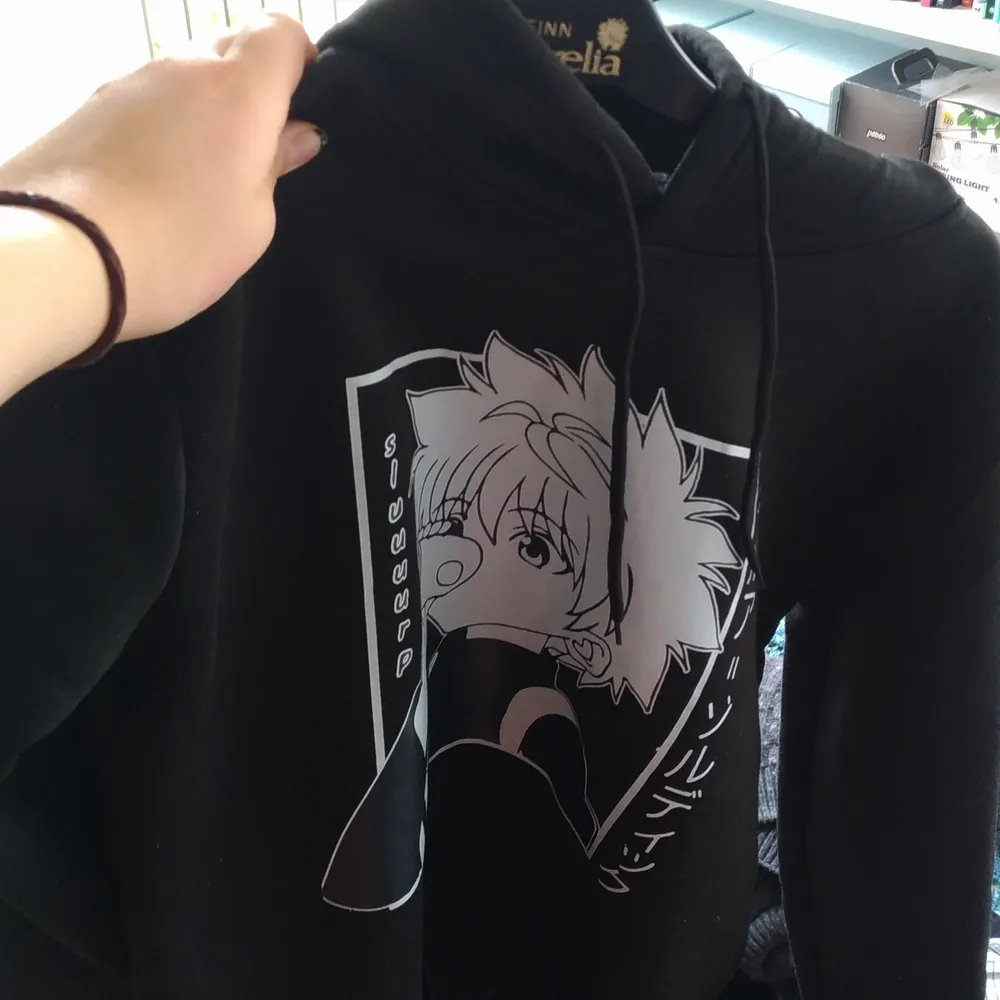 Bekväm hoodie med varmt tyg, tvättad flera gånger utan att trycket flagnat. Säljer pga att den var för liten. Den japanska texten säger Killua Zoldyk.. Hoodies.