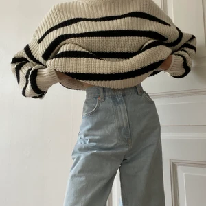 Zara jeans - Säljer mina Zara jeans eftersom de är för stora för mig tyvärr. Slutsålda på Zara hemsida, bara använda några få gånger och i toppenskick! Går att justera längden genom att klippa om det skulle behövas. Nypris: 350kr