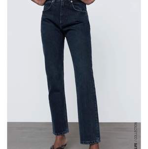 Säljer dessa helt oanvända zara jeans. Nypris : 359. Säljer för  160 + frakt. Storlek 34