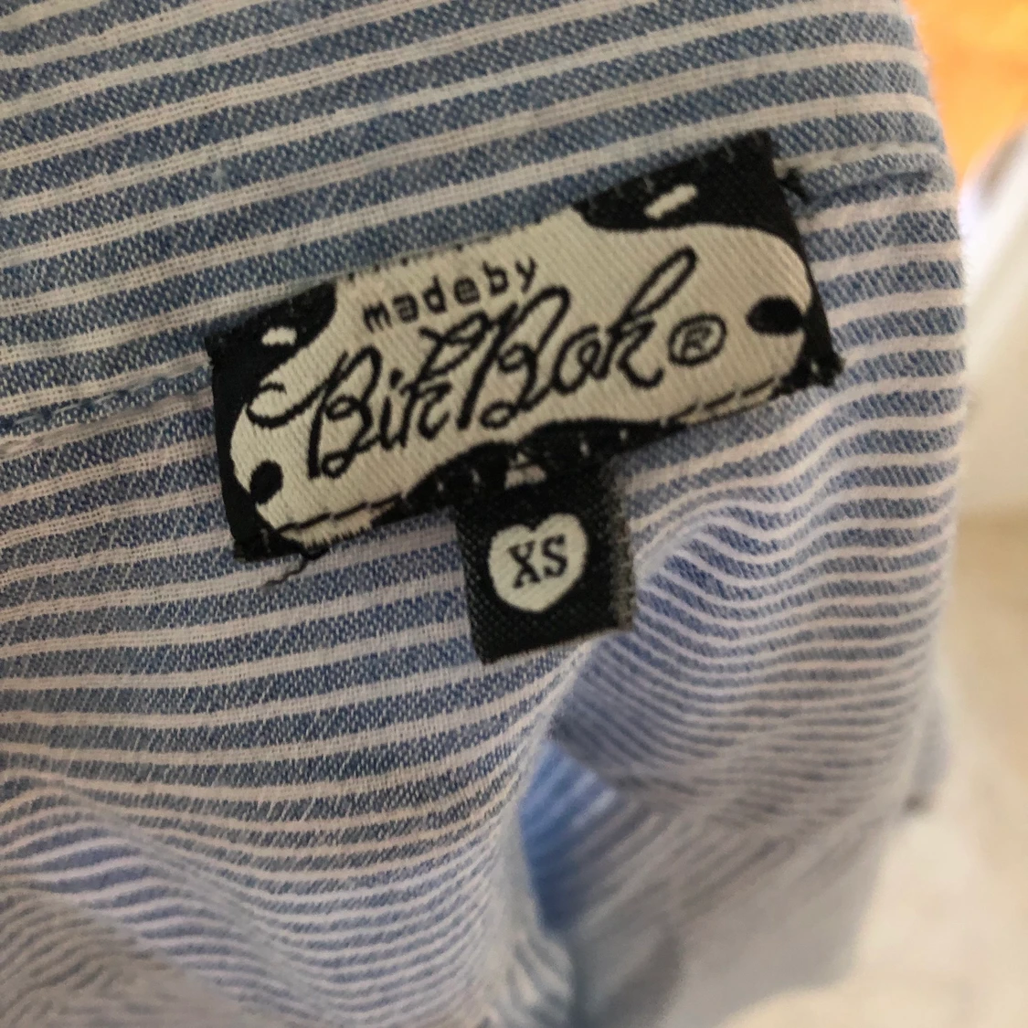 Blå-vitrandiga skjorta med fickor  - 91