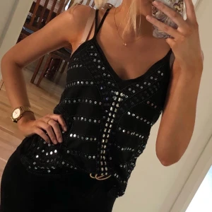 Festligt svart linne - Svart linne med paljetter med fin rygg. Köpt i USA.