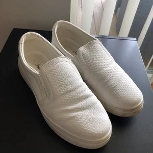 Vita slip ons - Läderimitation, enkla att ta på sig och gå runt med
