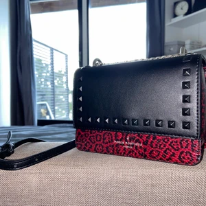 Väska med nitar - Säljer nu min supersöt väska med nitar som jag fick i present för något år sedan! Plasten sitter kvar på dragkedjan inuti då den endast är använd vid ett tillfälle! Buda i kommentarerna, kan även fixa en budgivning för den om det blir många bud! ❤️