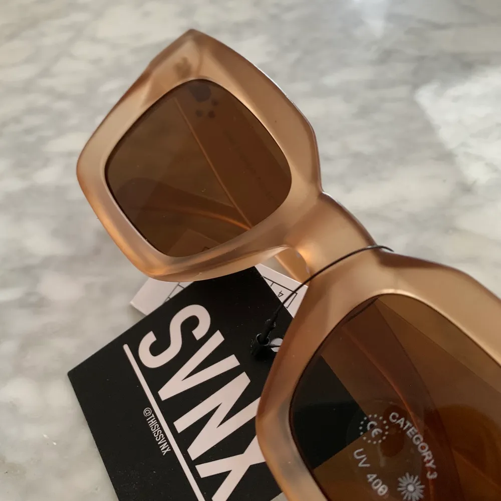 As snygga solglasögon från SVNX som är i fin brun matt färg! Frakten ingår i priset :). Accessoarer.