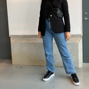 Weekday jeans - Mina favoritjeans från weekday i modellen rowe! Använda mycket men ändå bra skick. Säljer pga för små tyvärr 💗 jag är 166cm lång! betalning sker via Swish och jag ansvarar ej för postens slarv.