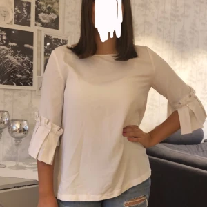 Vit blus - Blus från Amisu med vita pärlor på ärmarna.