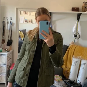 Jacka  - Grön Jättesnygg jacka från Kappahl. Endast använd ett par fåtal gånger och är fortfarande i super bra skick. Frakt tillkommer på 66 kr🥰