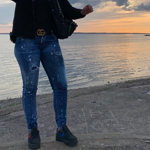 Dsquared2 jeans  - Säljer mina fina Dsq jeans. Köpta för 2 år sedan för över 5000kr. Välanvända men också bra omhändertagna och är i bra använt skick. Självklart lite slitna men inget man tänker på och därför kommer inte priset bli för högt. Storlek 40 italiensk storlek, vilket motsvarar 36/liten 38. Har nog kvittot kvar någonstans 😊 Buda från 700kr 😊💖