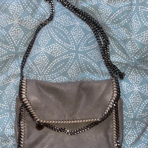 Stella mccartney väska - Nypris 5300kr köpt på NK Göteborg. I bra skick! 