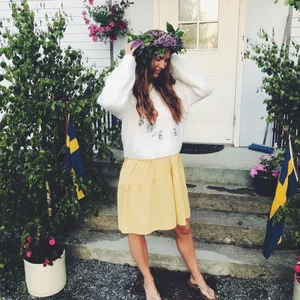 Stickad tröja med blommönster - Underbart söt lite kortare tjock stickad tröja med broderat blommönster från H&M. Knappt använd och i mycket fint skick. Tröjan är i stl L men funkar även till en M. 