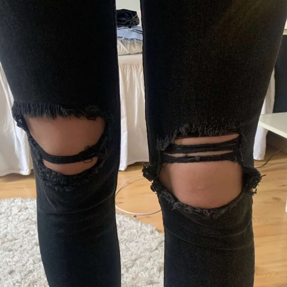 Säljer dessa snygga gråa slitna jeans med hål i och detaljer. Använd vid 1 tillfälle. Från HM. Storlek 36. Fråga om ni undrar något💕. Jeans & Byxor.