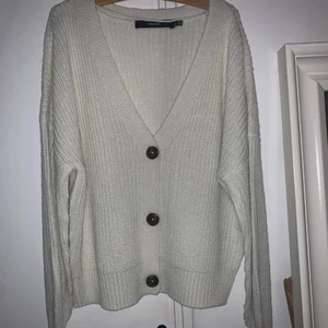 Kofta i nyskick - Säljer denna fina & populära kofta från Vero Moda. Använd vid 1 tillfälle, som nyskick. Storlek M. Fråga om de något ni undrar över.💕💕💖