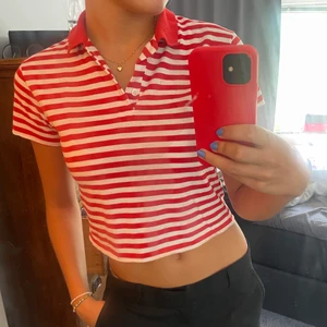 Randig t-shirt  - Så skön och gullig tröja som jag själv klippt av i ärmarna och där nere💋strl 160, passar olika storlekar men jag är vanligtvis en S! Köparen står för frakt🤍