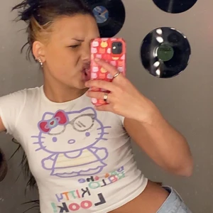 Hello Kitty Croptop - Nästan oanvänd babytee med ett hello kitty tryck 💘 Sitter som en croptop på mig som är en S.