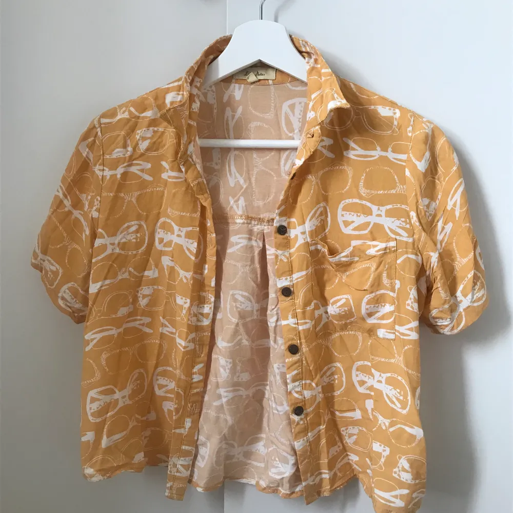 this a really cute vintage button up in great quality with a sunglass pattern! goes with any jeans for a stylish 70s inspired look :)). Toppar.