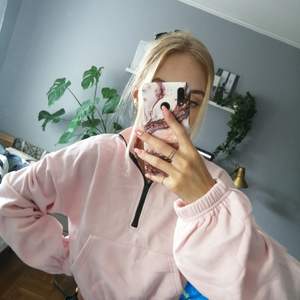 Croppad sweater från Boohoo knappt använd och säljs därför, ny skick, stl M, pris 90 kr inkl frakt 