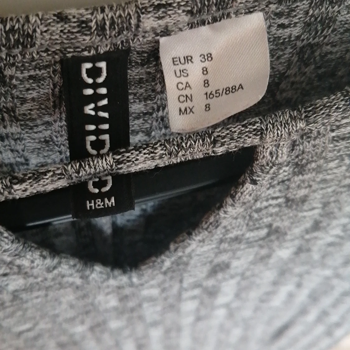 En kort grå klänning  - 91